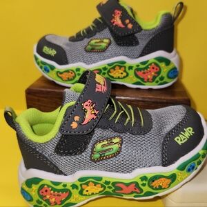 #2456, SKECHERS, BOYS TRAINER PLAY SCENE CHARCOAL / LIME SIZE USA 5. 